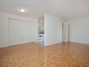 Apartments for Rent in Toronto -  Scarborough Golf Apartments - CanadaRentalGuide.com