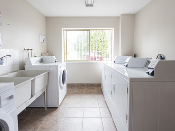 Apartments for Rent in New Westminster -  Holly Tree Apartments - CanadaRentalGuide.com