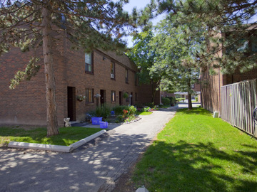 Apartments for Rent in Toronto -  Silverstone Townhomes - CanadaRentalGuide.com