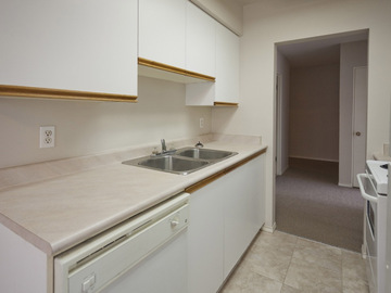 Apartments for Rent in New Westminster -  Royal Ridge Apartments - CanadaRentalGuide.com