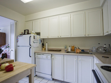 Apartments for Rent in Toronto -  Chaplin Crescent Apartments - CanadaRentalGuide.com