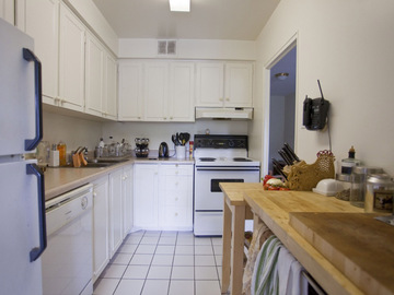 Apartments for Rent in Toronto -  Chaplin Crescent Apartments - CanadaRentalGuide.com